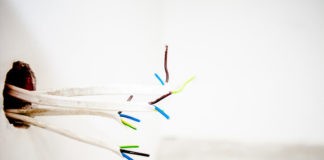 Czym różnią się od siebie gniazdka natynkowe od podtynkowych? Czym różnią się od siebie gniazdka natynkowe od podtynkowych